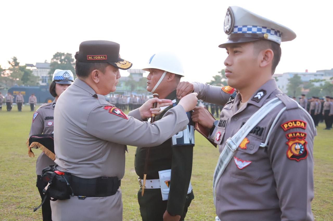 Kapolda Riau Bagikan Helm Kepada Pengendara : Keselamatan Adalah yang Utama